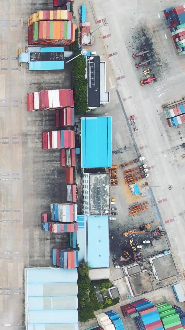 航拍城市堆满彩色集装箱工业进出口货物港口物流码头全景材料视频的预览图