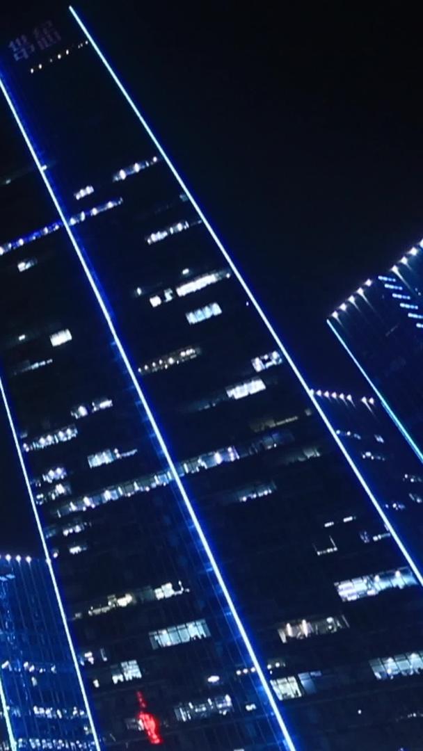 高清晰度青岛中央商务区夜景浓雾在高楼间翻滚视频的预览图
