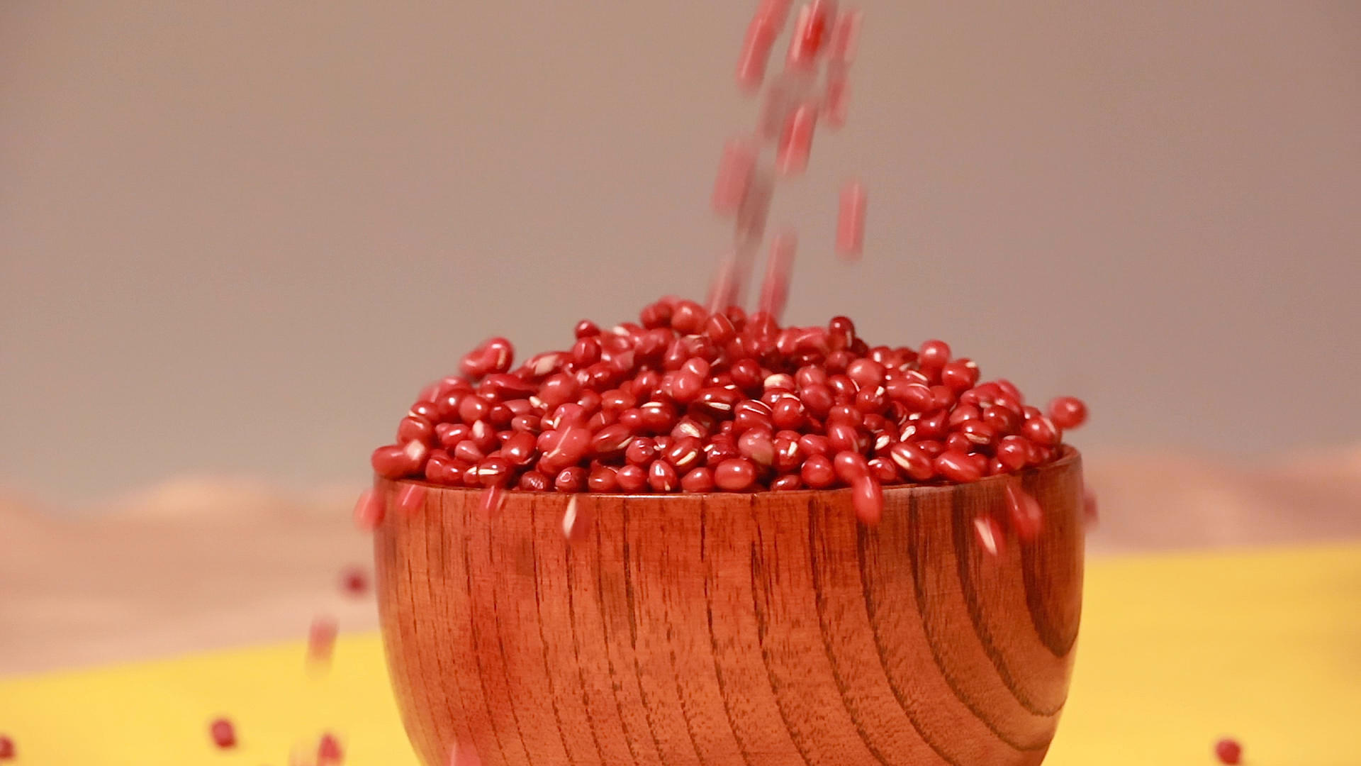 4K多角度拍摄五谷杂粮红豆入碗特写镜头视频的预览图