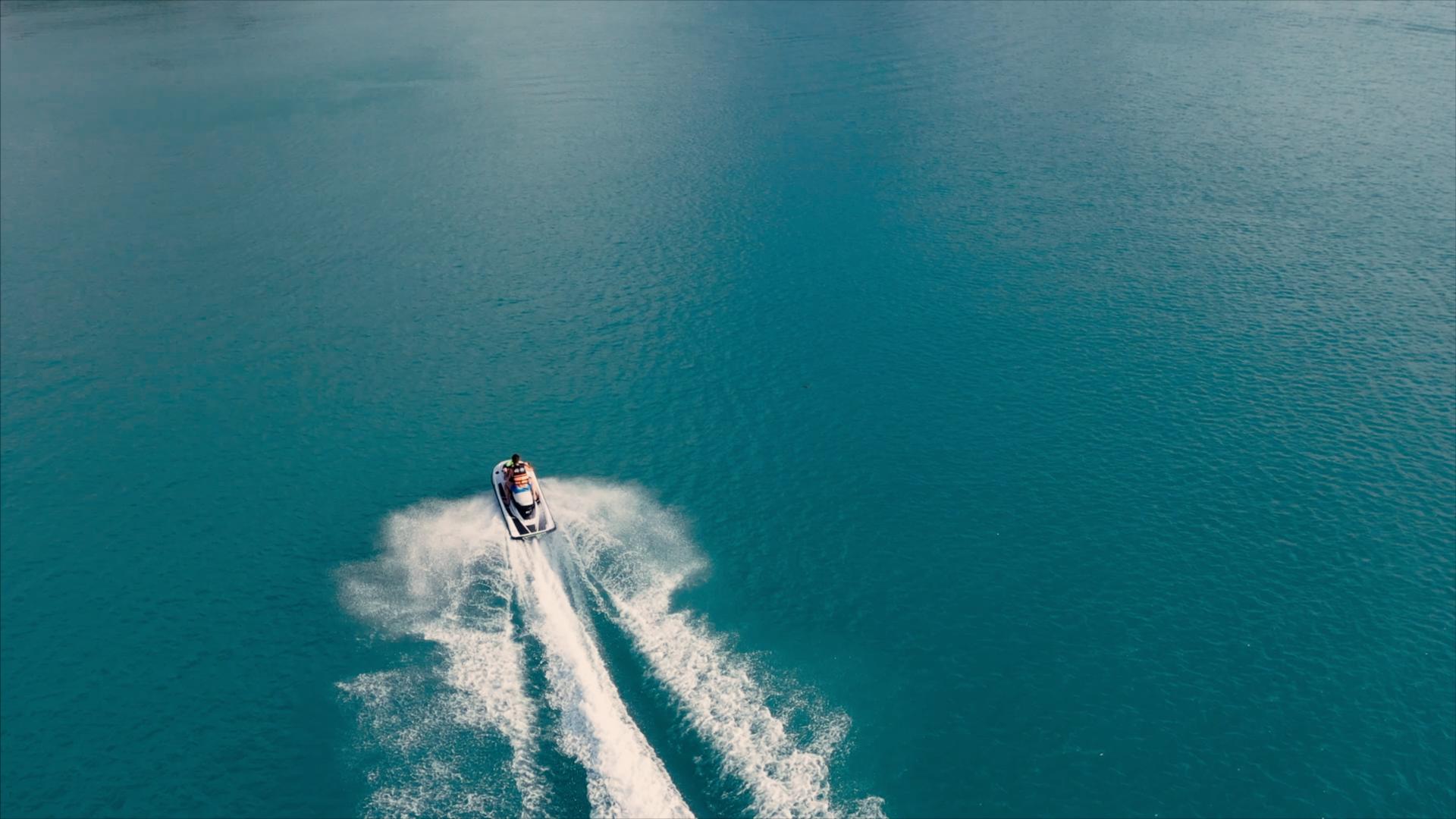 海上驾驶摩托艇视频的预览图