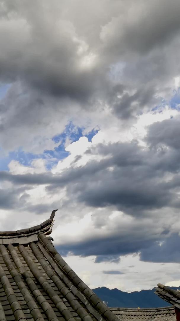 云层和彩虹延迟的丽江古城天空视频的预览图