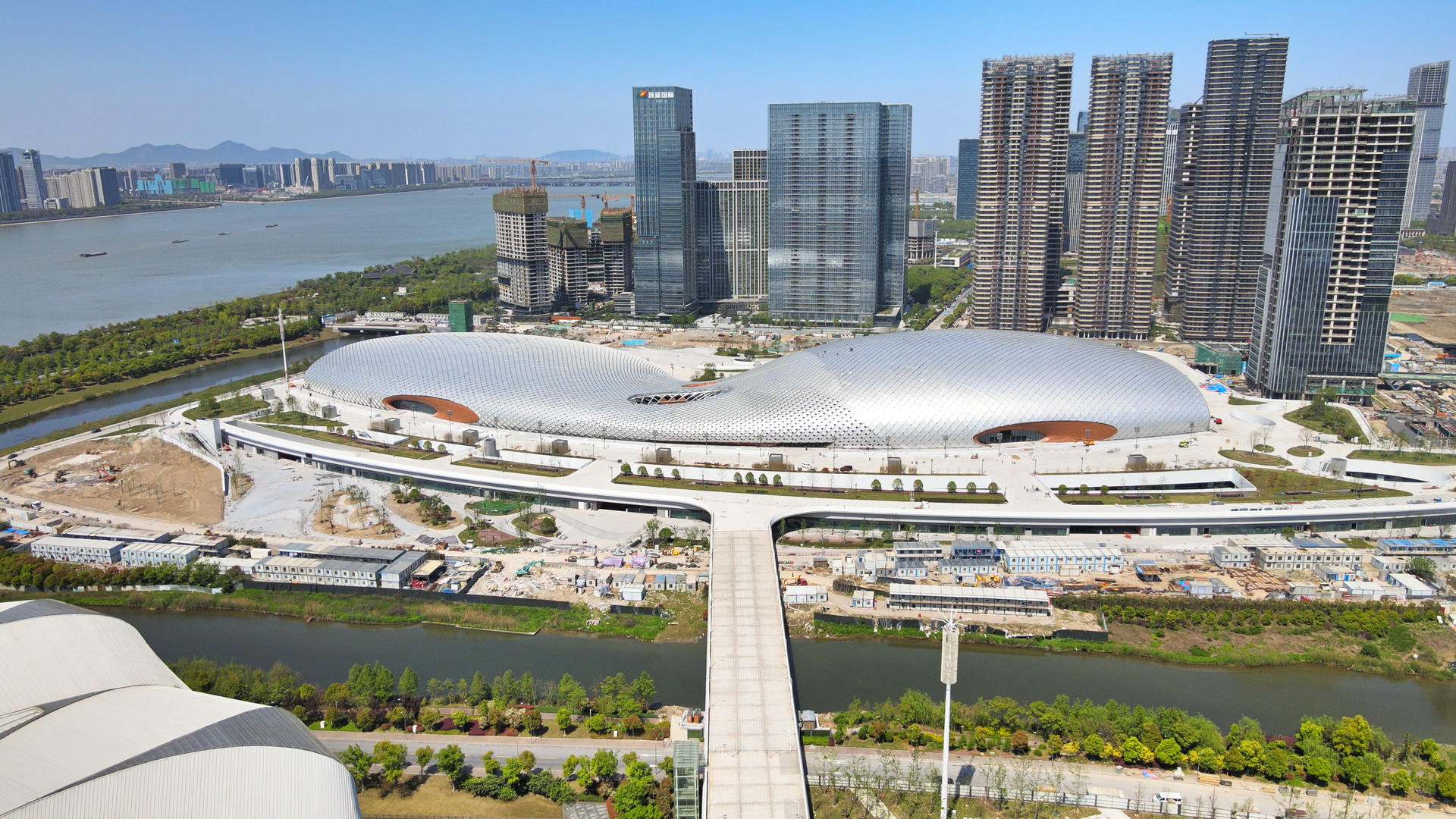 4K航拍杭州2022亚运会游泳馆体育馆视频的预览图