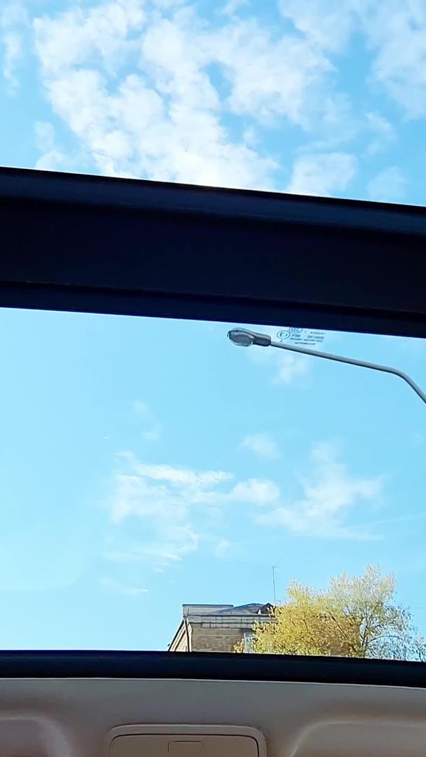 旅行车内的天窗视角视频的预览图