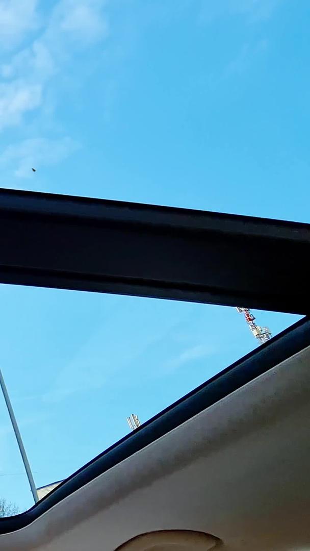 旅行车内的天窗视角视频的预览图