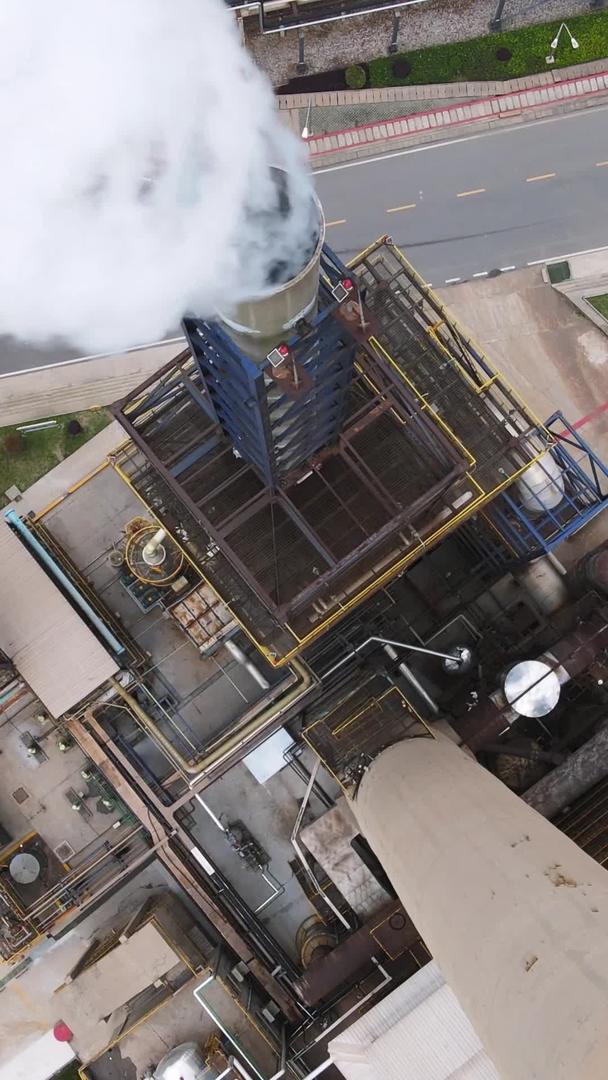 航拍城市现代工业环保工厂冷凝塔排放的白色烟雾素材视频的预览图