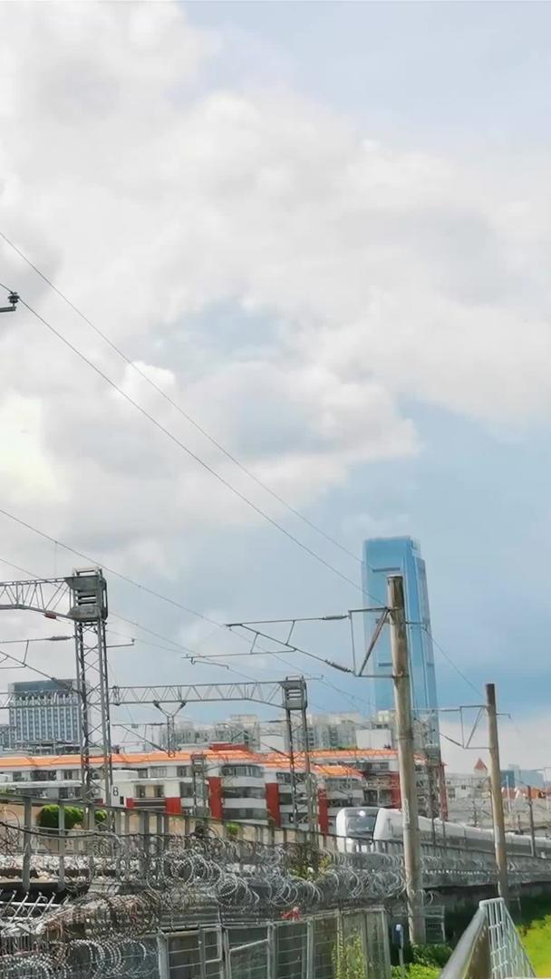 穿梭于城市之间呼啸而过的高铁和谐号视频的预览图