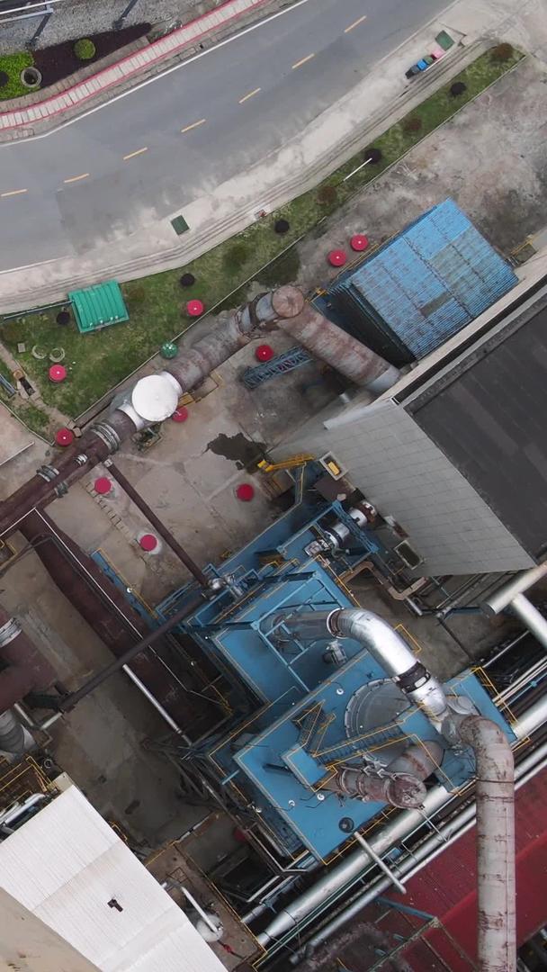 航拍城市现代工业环保工厂冷凝塔排放的白色烟雾素材视频的预览图