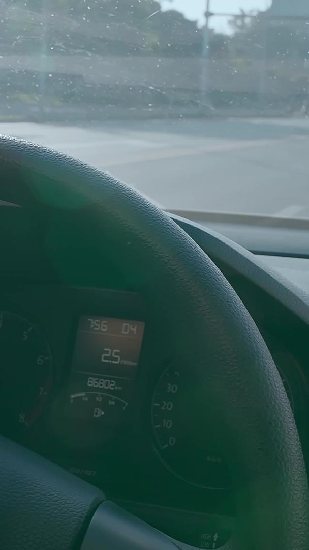 司机开车汽车反光镜里的风景实拍视频的预览图