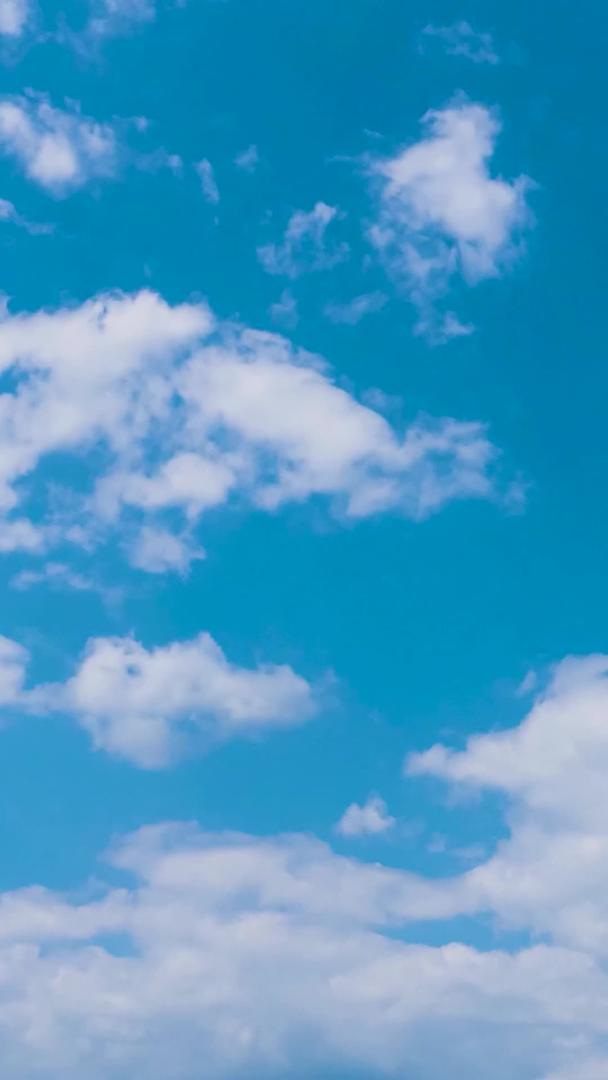 拍摄蓝天白云唯美空境延时摄影视频的预览图