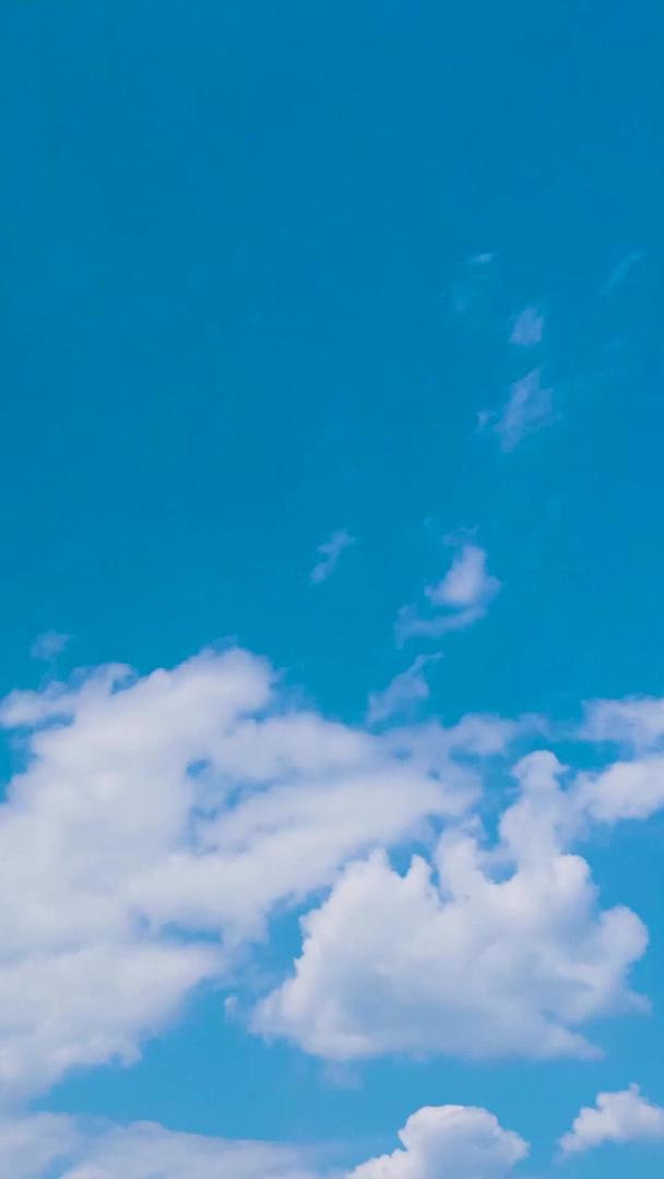 拍摄蓝天白云唯美空境延时摄影视频的预览图