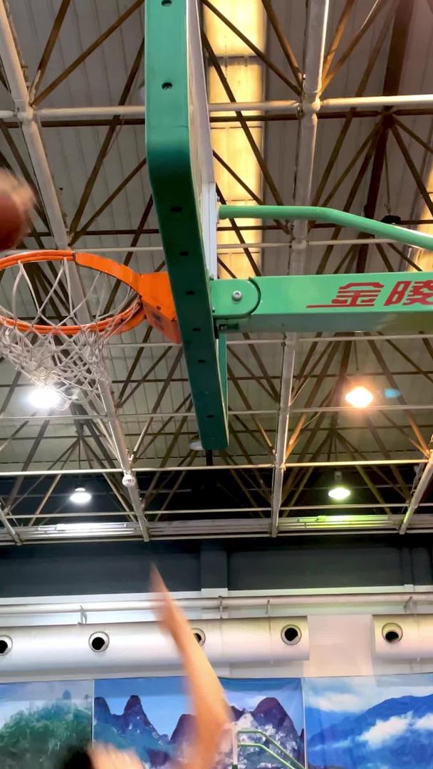 升级实拍室内篮球场篮球训练投篮多机位集合视频的预览图