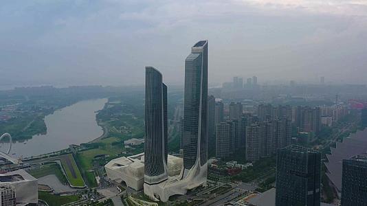 南京市中心双子星航拍视频的预览图