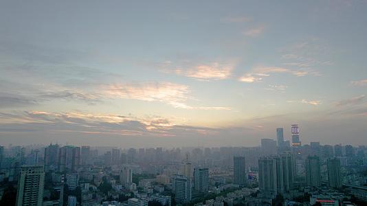 4K航拍青岛夕阳中的城市和天空视频的预览图