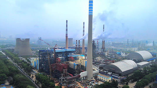 4K航拍化工厂工业生产设备污染排放视频的预览图