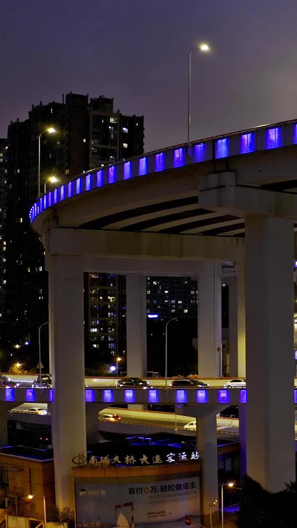 上海城市立交桥夜景航拍视频的预览图