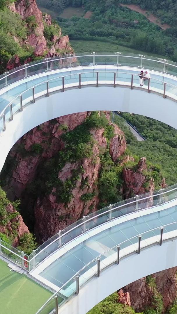 郑州伏羲山红石林玻璃环廊视频的预览图
