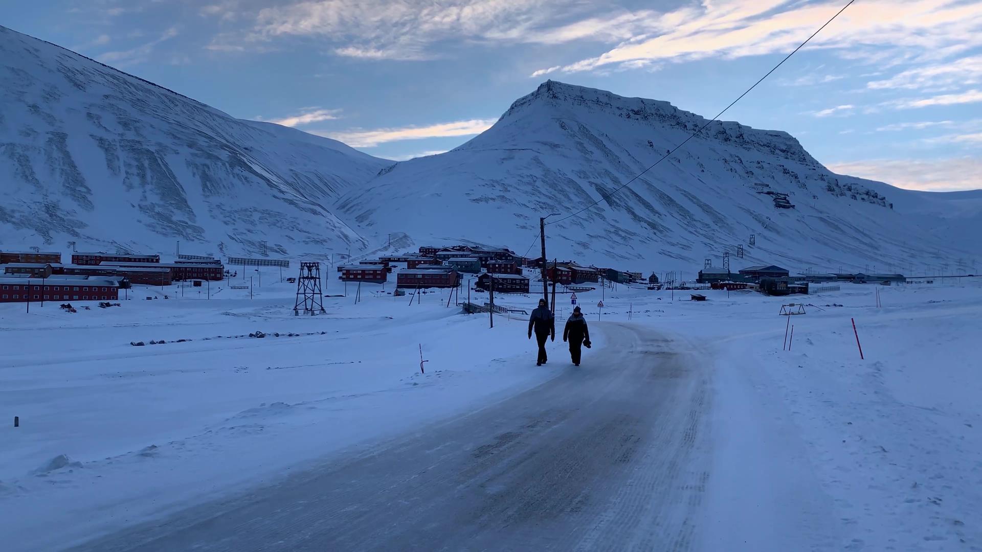 北极极夜下的雪山自然风光视频的预览图