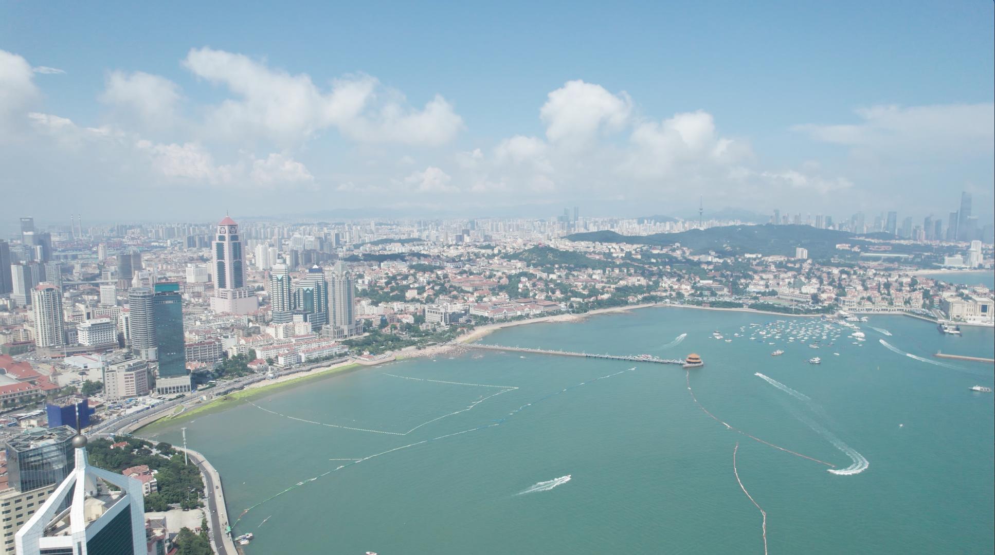 4K航拍青岛滨海旅游度假区青岛湾栈桥视频的预览图