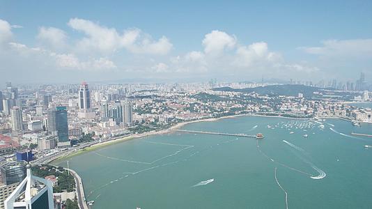4K航拍青岛滨海旅游度假区青岛湾栈桥视频的预览图