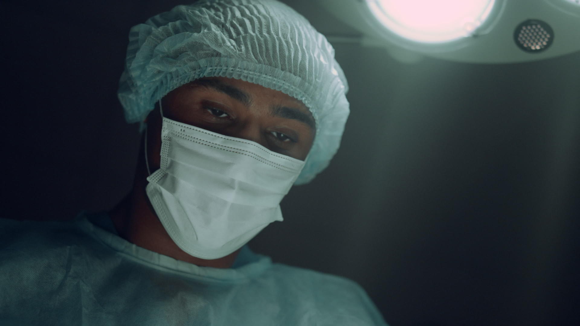 外科医生在重症监护病房做手术视频的预览图
