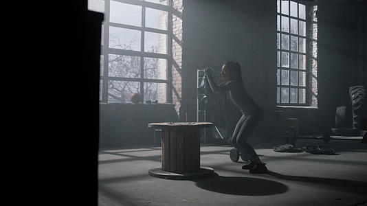 运动员在健身房的木箱上跳跃视频的预览图