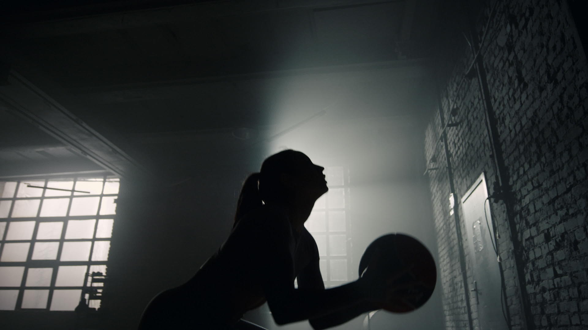 女性健身运动员在墙上投掷重球进行体育锻炼视频的预览图