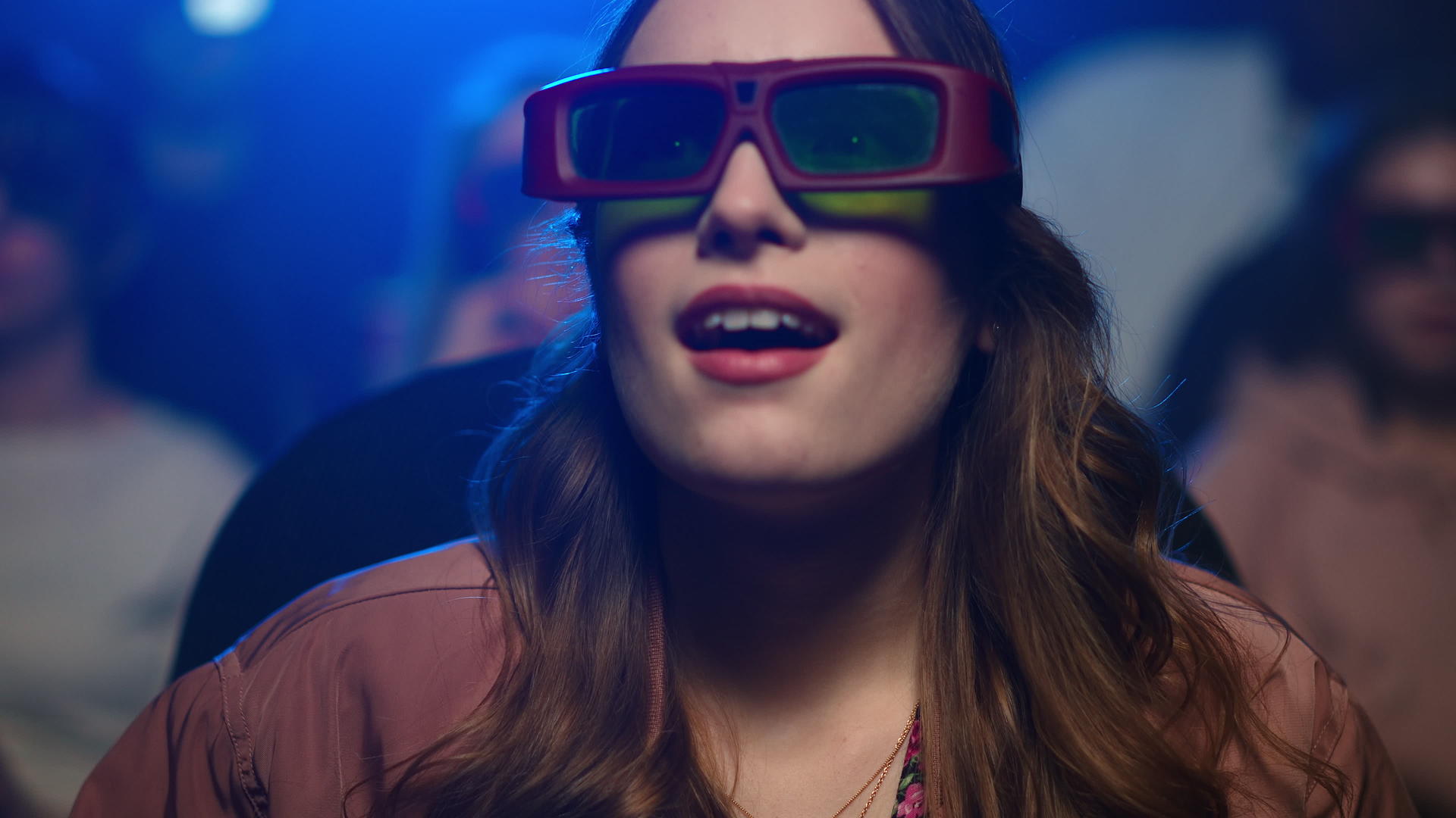 年轻女孩在电影院带了3D眼镜看特效视频的预览图