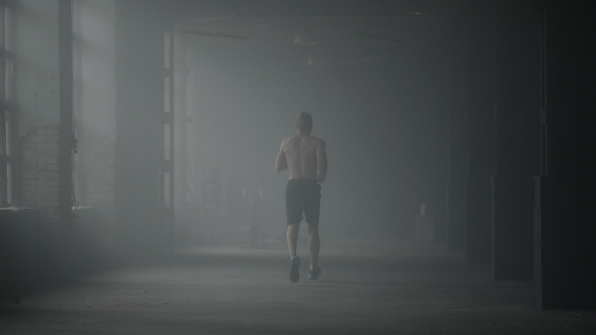 肌肉男在阁楼做有氧运动在走廊后面跑视频的预览图
