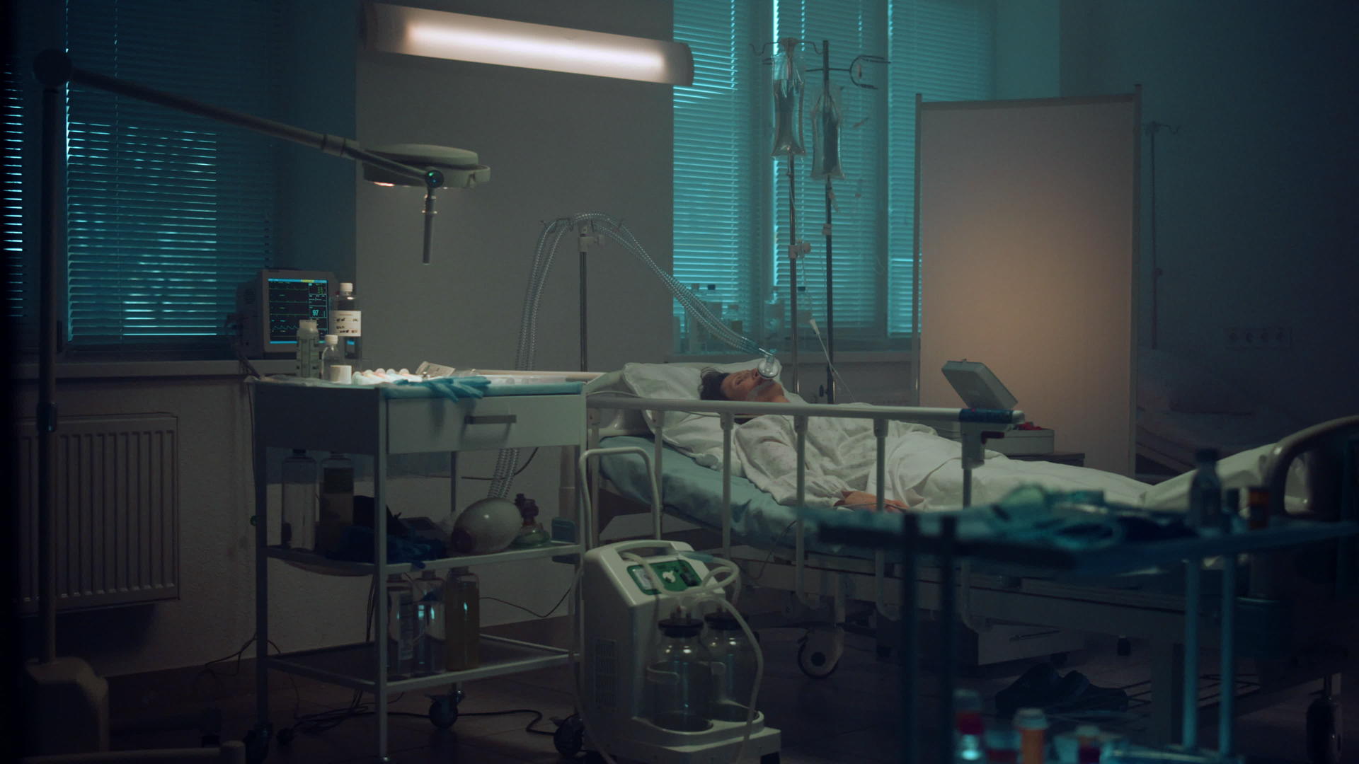 重症监护病房内昏迷患者接受临床治疗视频的预览图