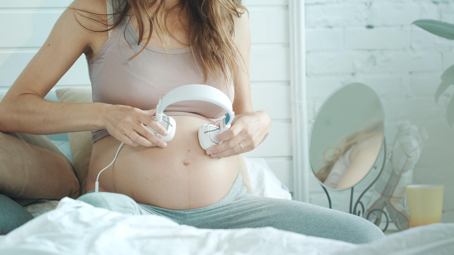 怀孕的母亲在家给肚子里的宝宝做音乐胎教视频的预览图