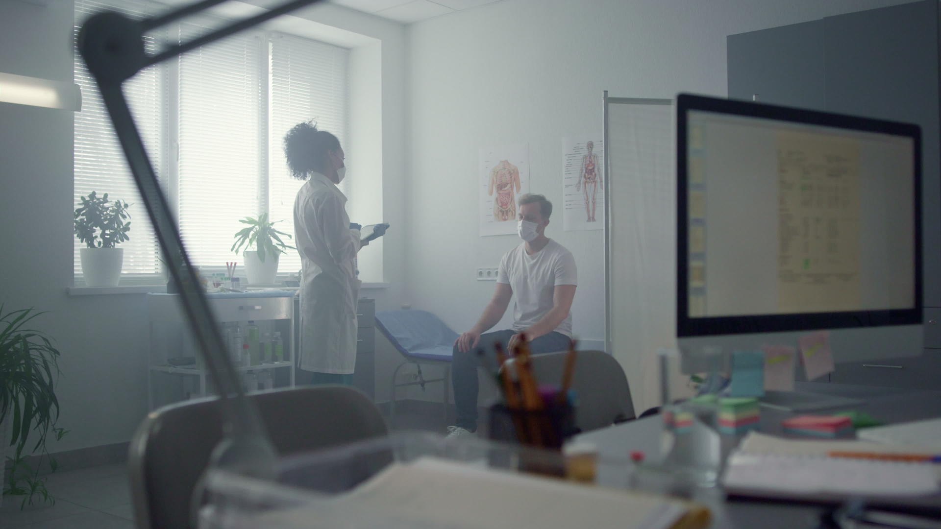 女医生在医院办公室用平板电脑咨询病人视频的预览图