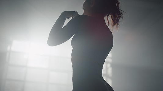 女性在运动前热身肩颈视频的预览图