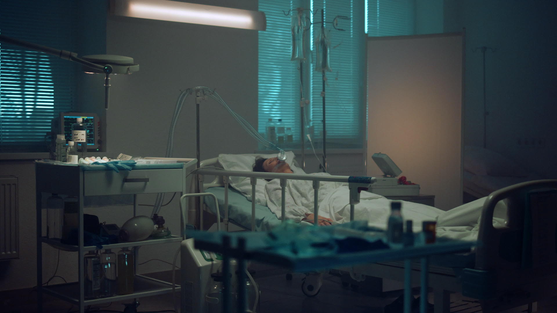 病人戴着氧气面罩躺在医院病房视频的预览图