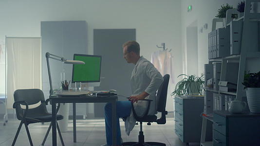 绿屏计算机前医生在医院在线咨询视频的预览图