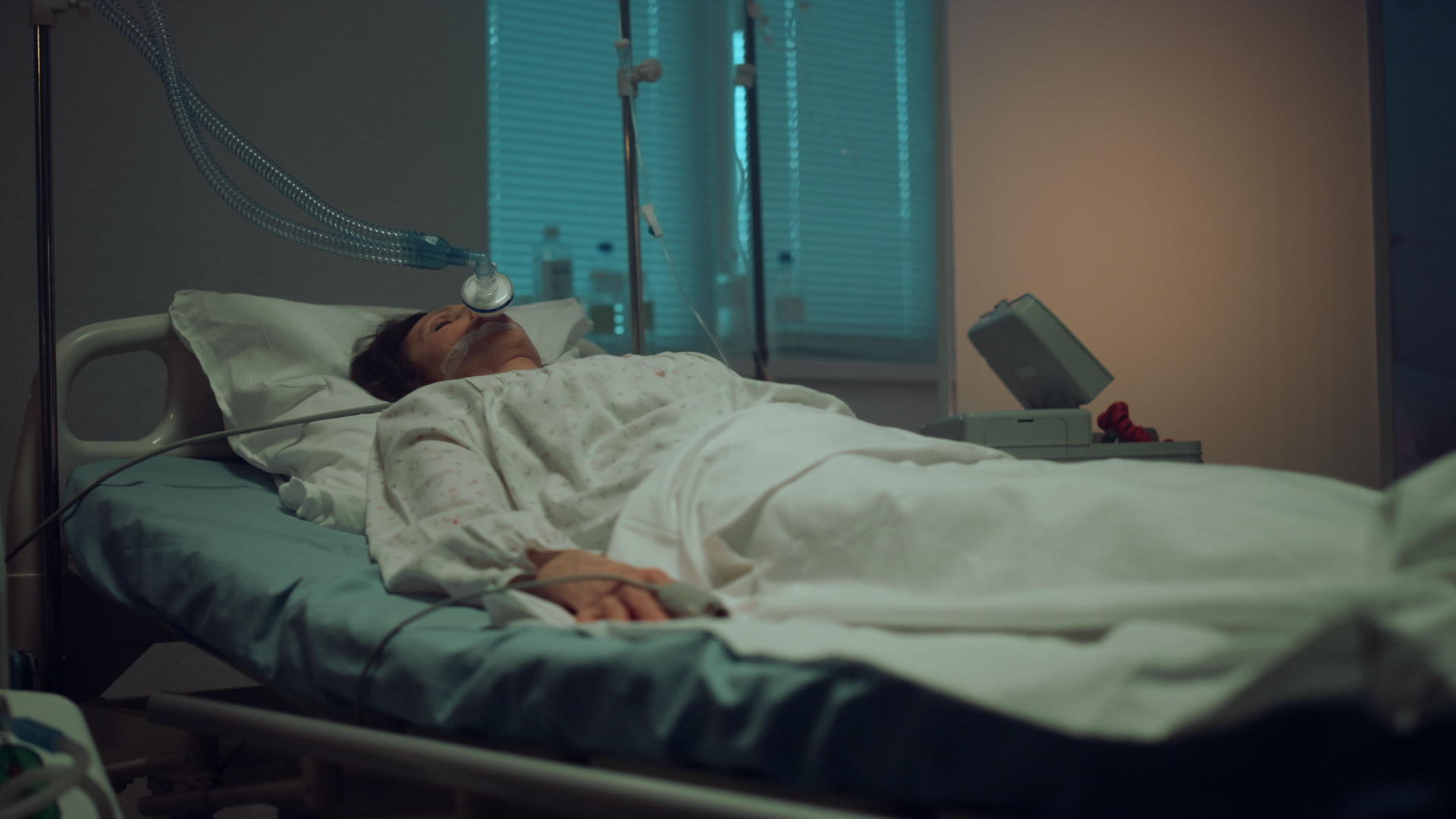 女人躺在医院的手术室里视频的预览图