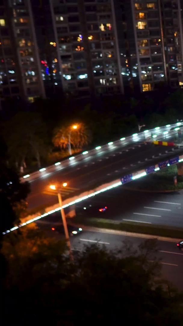 夜间城市交通流量视频的预览图