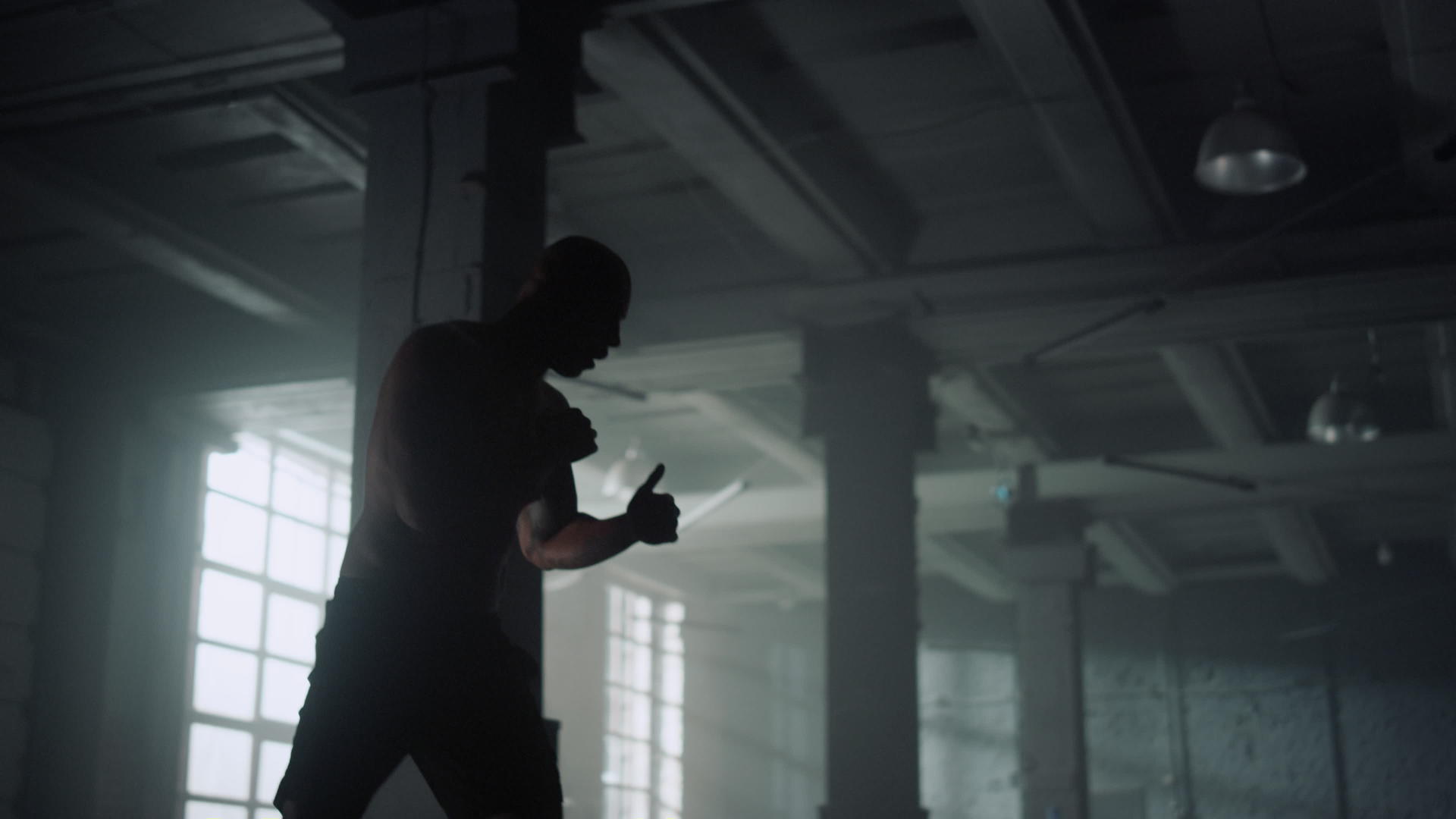 运动员在阁楼大楼训练拳击视频的预览图