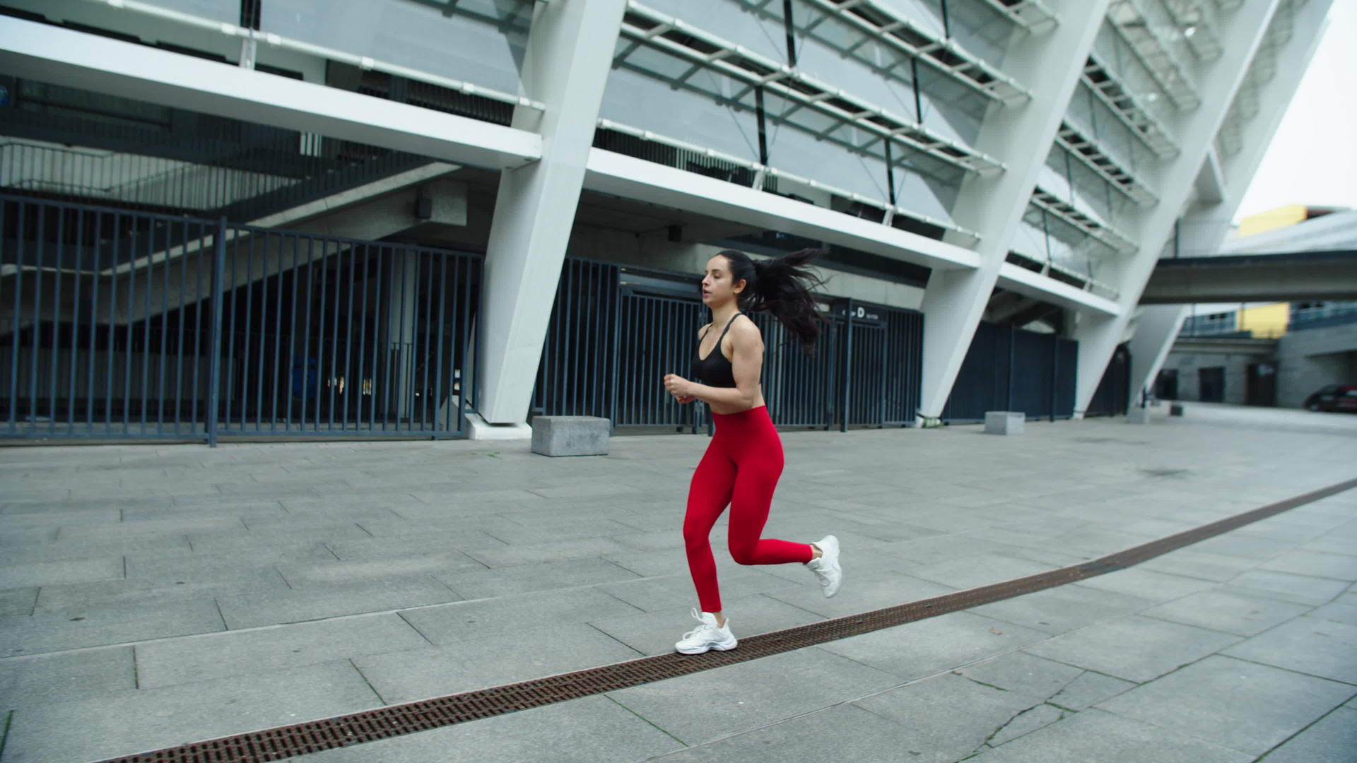 年轻女性在户外锻炼和健身视频的预览图