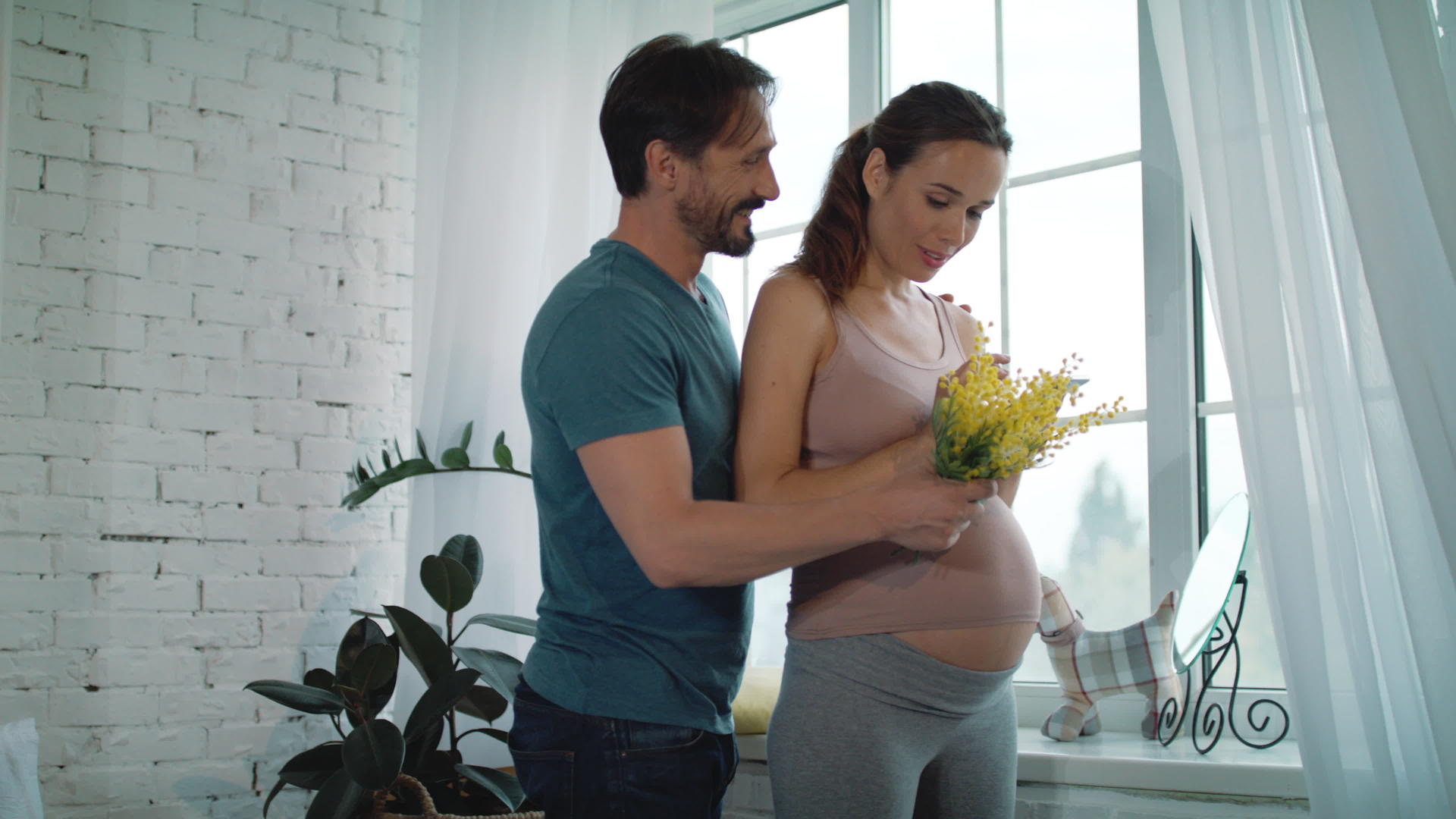 丈夫给怀孕的妻子送花视频的预览图