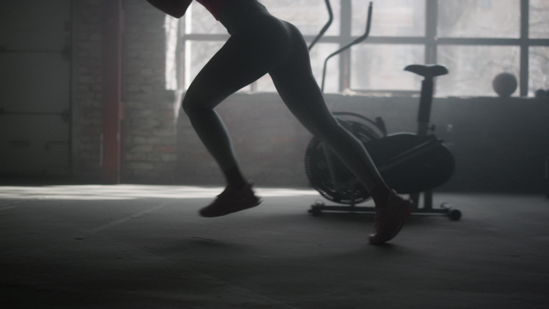 健身女性准备在健身房跑步和锻炼视频的预览图