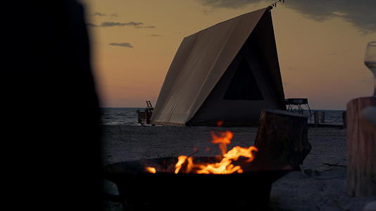 在海边篝火旁露营日落海滩 视频的预览图