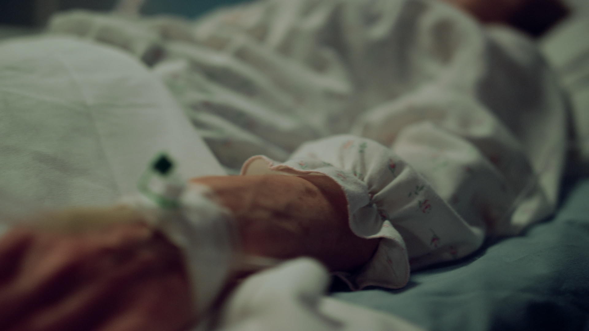 女病人躺在诊所病房的床上视频的预览图
