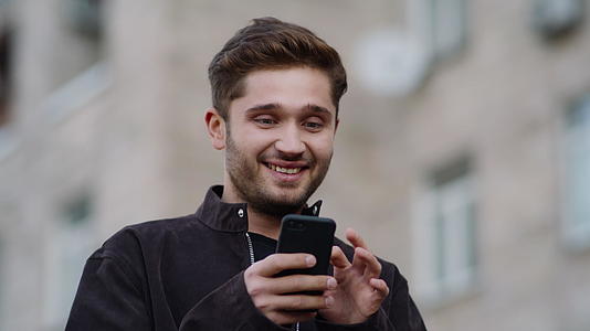 男人在户外用手机视频聊天视频的预览图