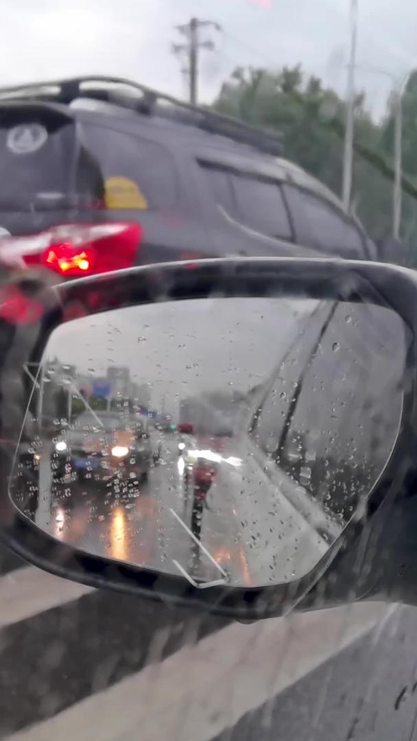 下雨天后视镜视角拍摄堵塞的交通视频的预览图