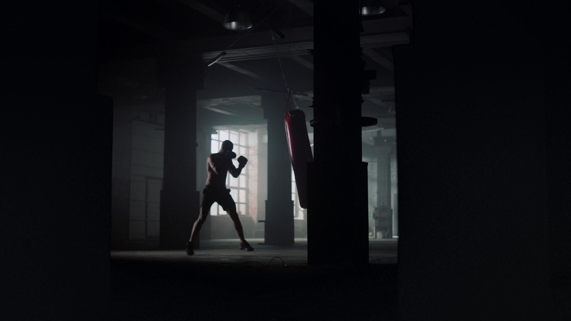 男性在健身房进行拳击训练视频的预览图