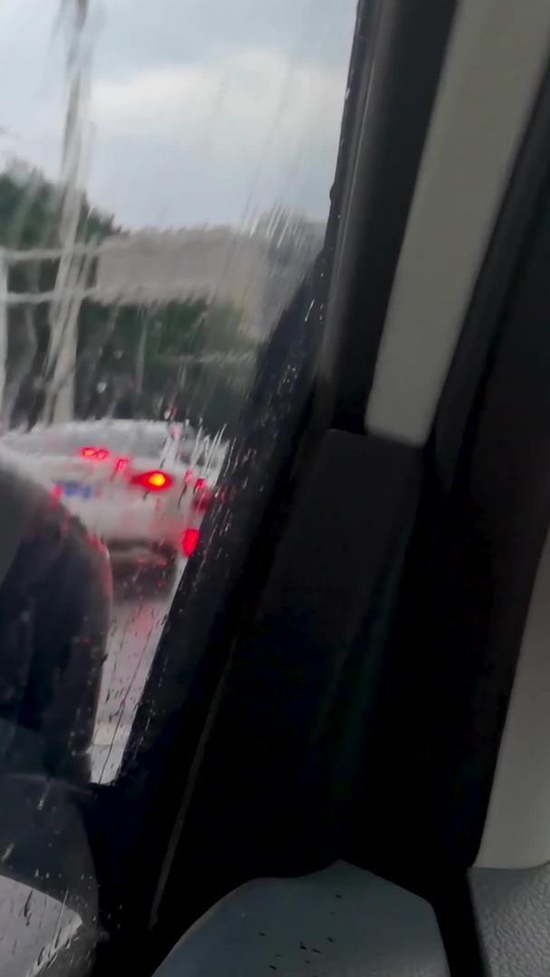 下雨天后视镜视角拍摄堵塞的交通视频的预览图