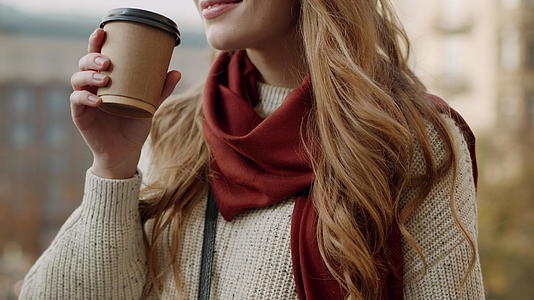 冬天户外女性喝热咖啡表情满足视频的预览图