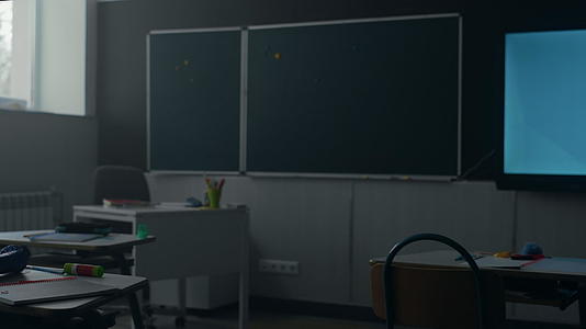 学校教室桌椅环境视频的预览图