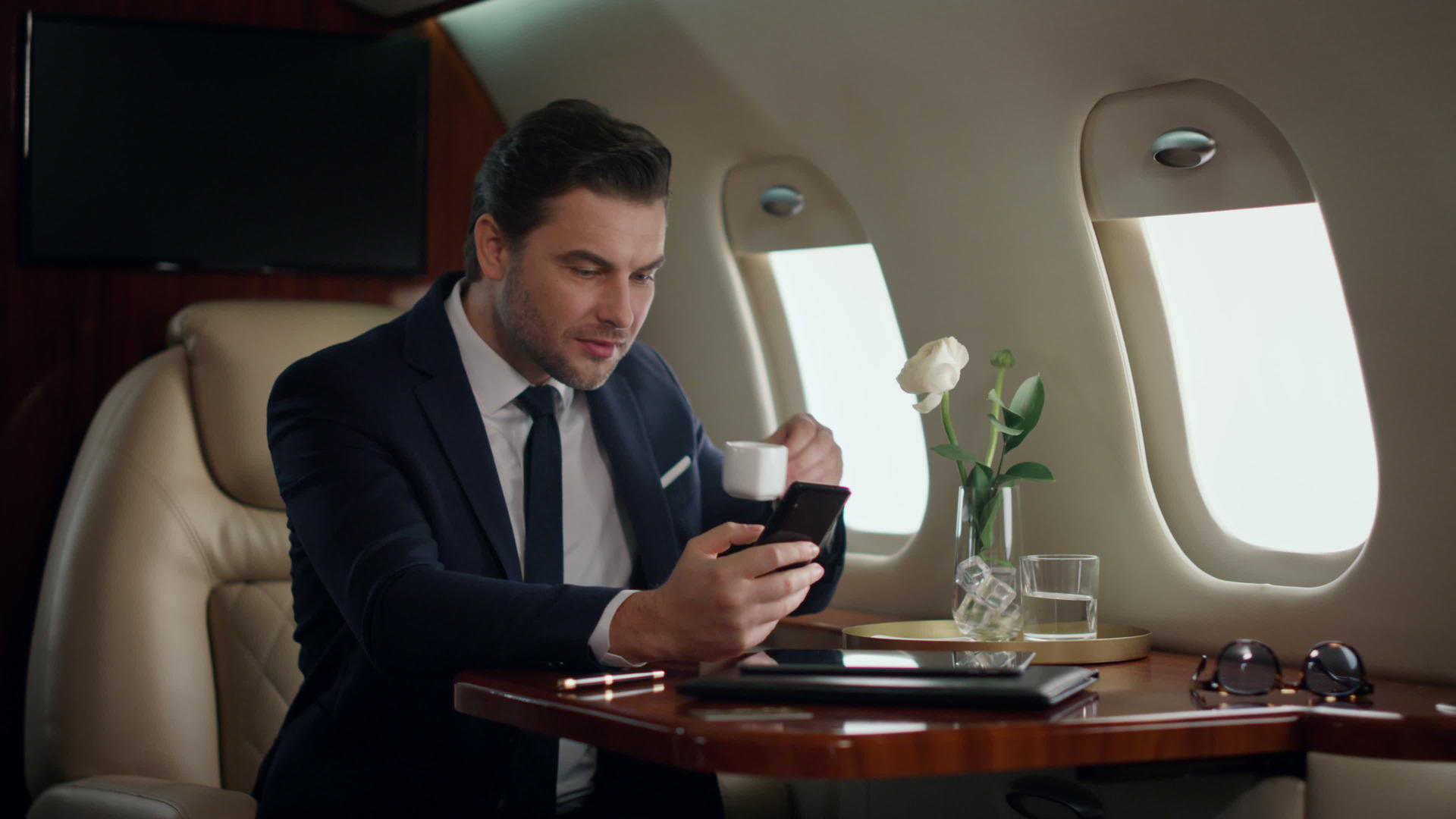 白领男子在飞机商务舱用手机工作视频的预览图