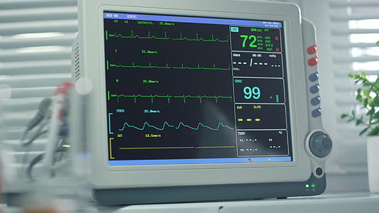 心跳监视器屏幕显示手术室特写中的脉搏生命体征视频的预览图
